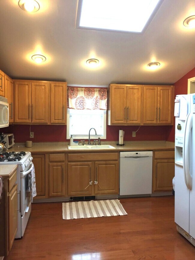 Cocina de gas, lavavajillas, microondas, refrigerador - 1153 Vine St
