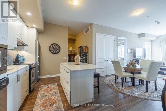 Building Photo - 40 Esplanade Ln