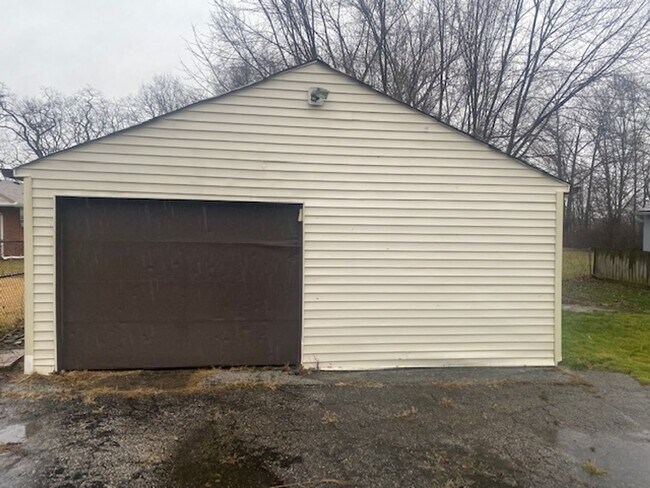 Building Photo - Charming 3 Bedroom 1 Bath Home