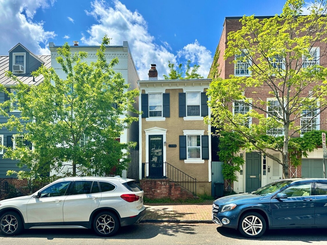 Glamorous Georgetown 2 Bedroom Historic Row Home with Patio - Glamorous Georgetown 2 Bedroom Historic Row Home with Patio
