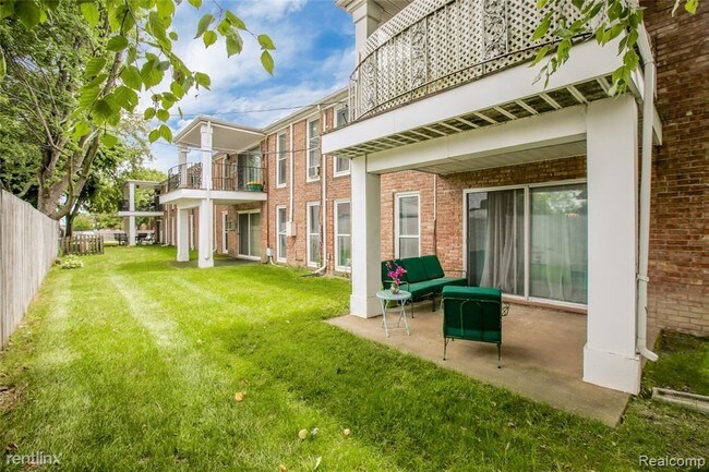 Foto del edificio - 2 br, 2 bath Condo - 2230 W 14 Mile Rd Apt 27