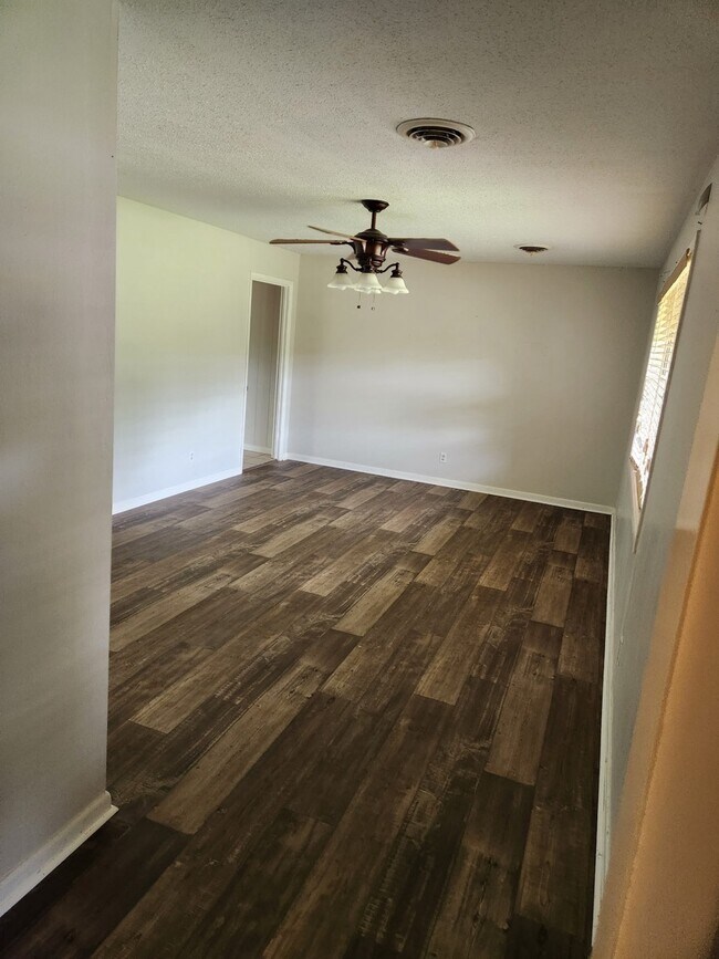 Foto del edificio - 803 Stewart Dr