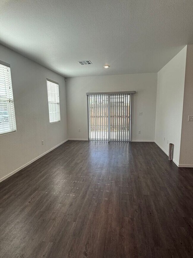 Building Photo - 3-Bed, 2.5-Bath Townhome in North Reno