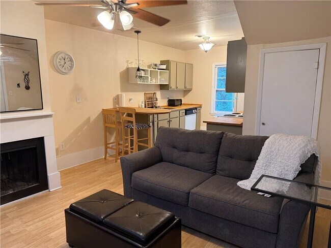 Building Photo - 2035 Lyle Ave