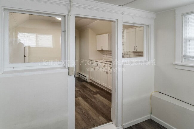 Building Photo - 728 E Bridgeport Ave