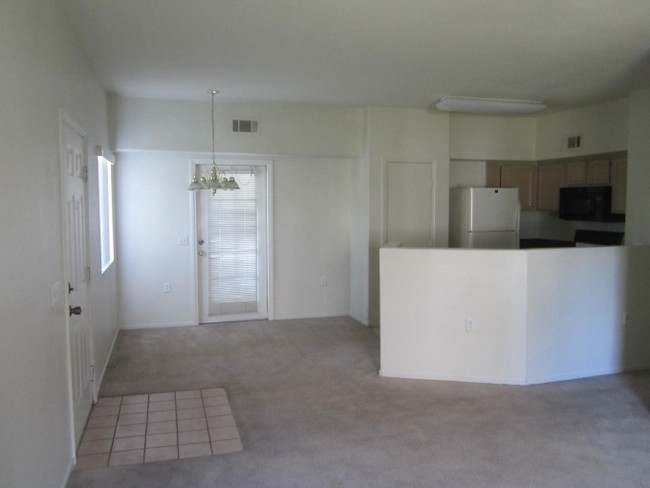 Building Photo - 3400 Cabana Dr