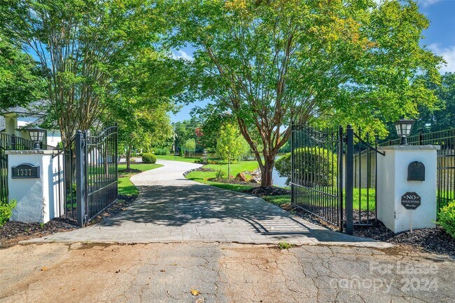 Building Photo - 1337 Whispering Oaks Ln