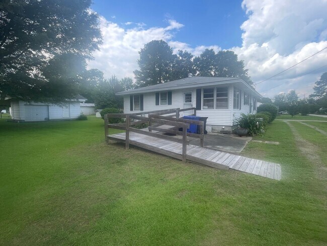 Building Photo - 256 E Hamer St, Coats, NC  27521