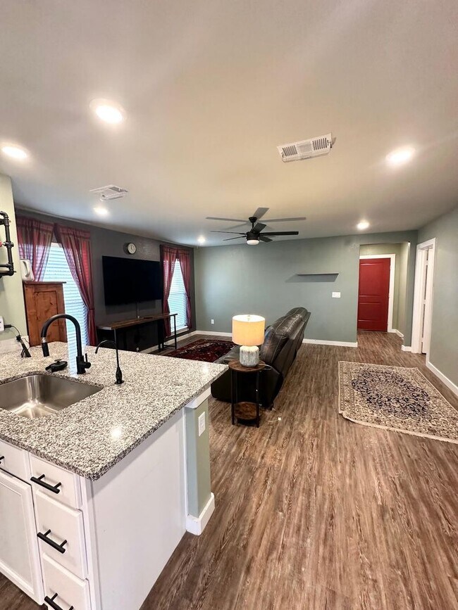 Foto del edificio - 2 Bed 2 Bath House Furnished!