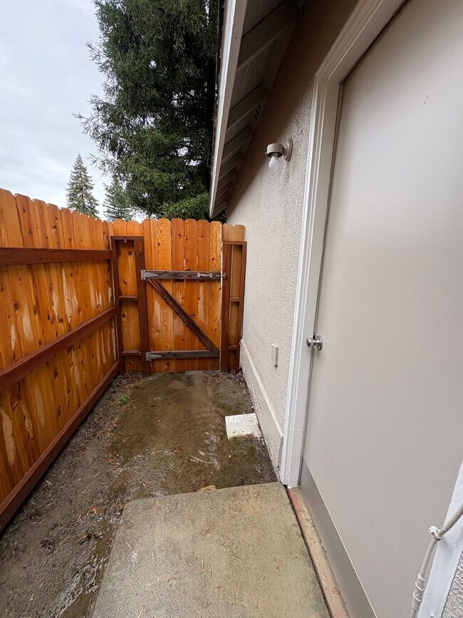 Foto del edificio - SW Visalia Home Available Now!