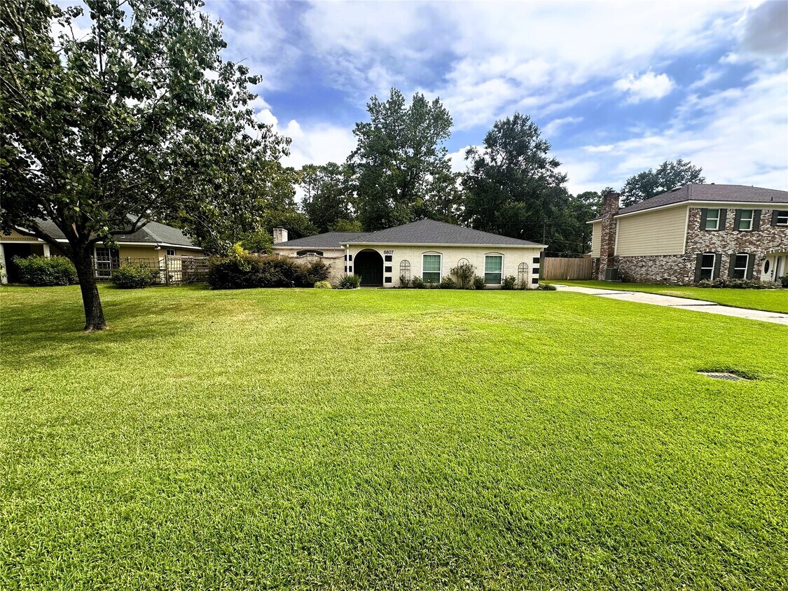 Foto principal - 6607 Apple Valley Ln