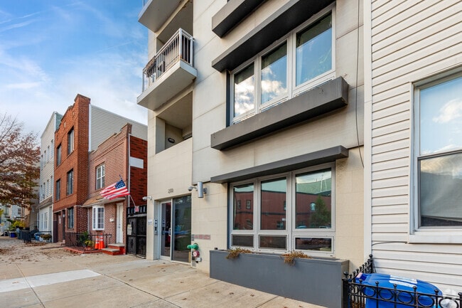 Building Photo - 233 Devoe St