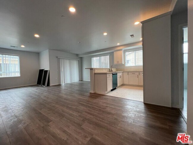 Foto del edificio - 1529 N Kingsley Dr