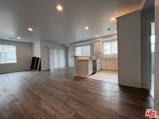 Building Photo - 1529 N Kingsley Dr