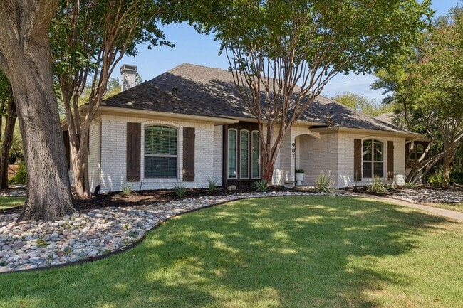 Building Photo - 901 Autumn Lake Dr
