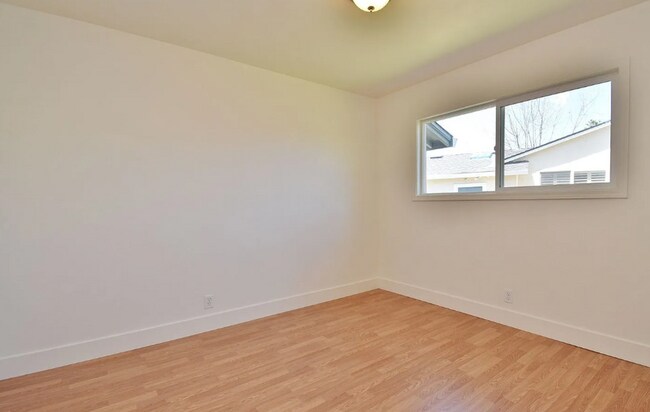 Building Photo - Spacious Gated House with Huge Yard for Re...