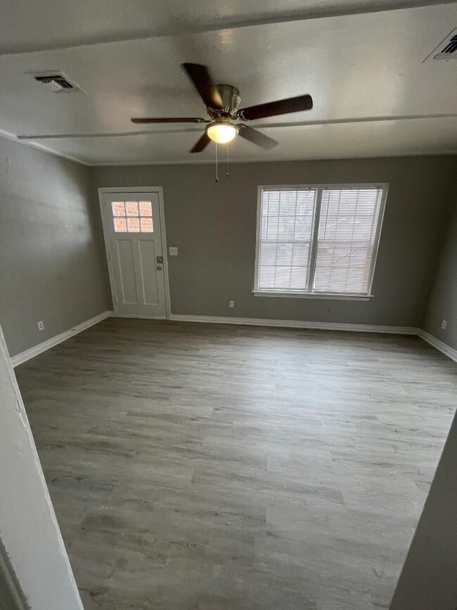 Building Photo - Duplex For Lease