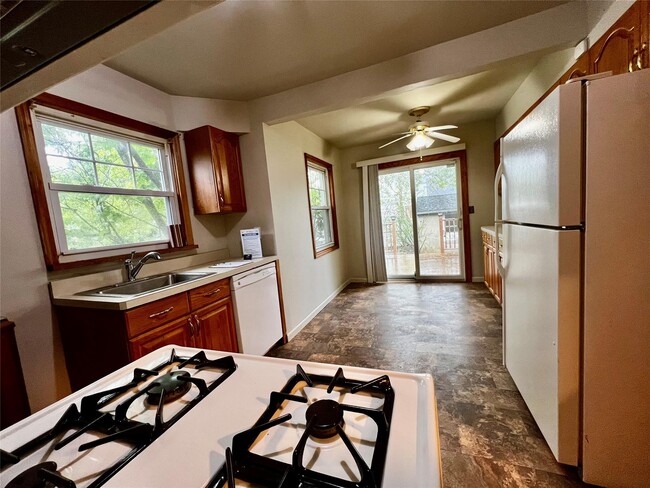 Building Photo - 131 Goldenrod Ave