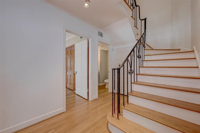 Building Photo - 2128 Watts St