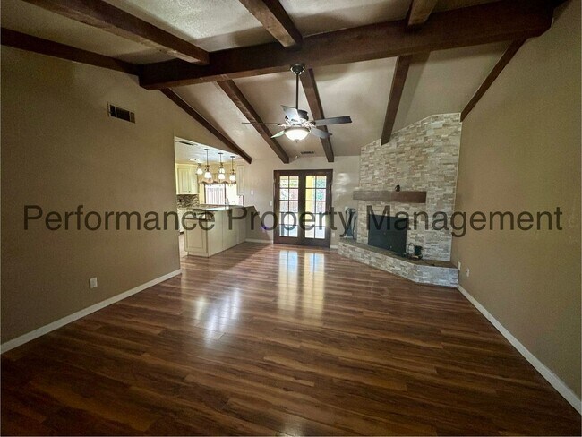 Foto del edificio - Charming 3 Bed/2 Bath in Porterville w/ RBP & $0 Deposit Option