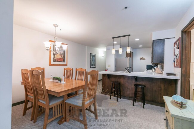 Foto del edificio - Adorable Condo w Elevator & Open Condo Garage