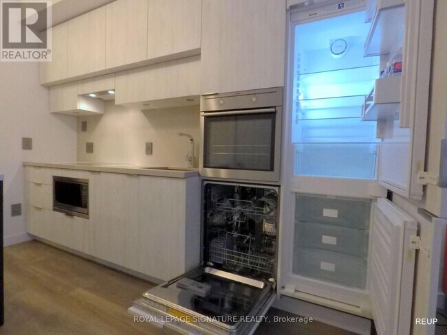 Photo du bâtiment - 8 Eglinton Ave E