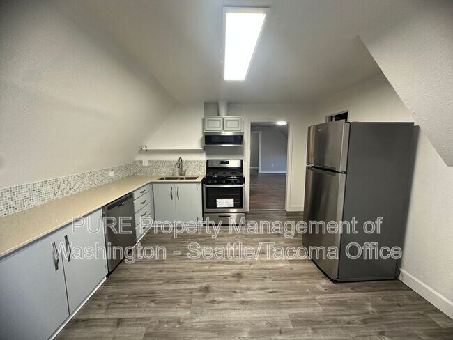 Building Photo - 602 5th Ave NW