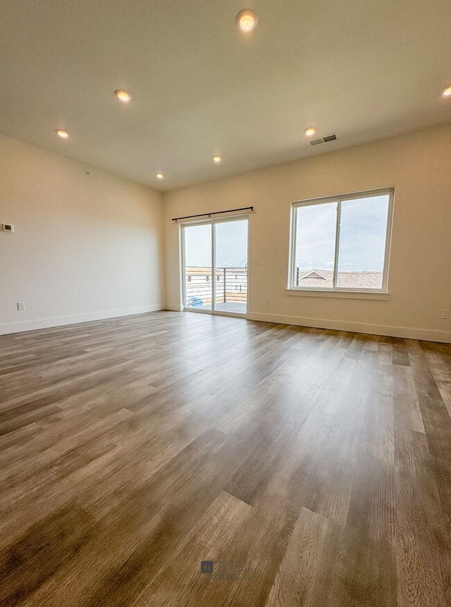 Building Photo - BRAND NEW Pet Friendly 2 bed/ 2 bath apart...