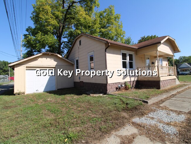 Foto del edificio - Spacious 2 BR 1 BA House with Nice Covered...