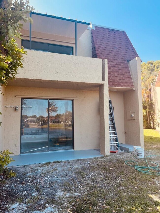 8950 Palm Tree Ln, Pembroke Pines, FL 33024 Townhome Rentals in