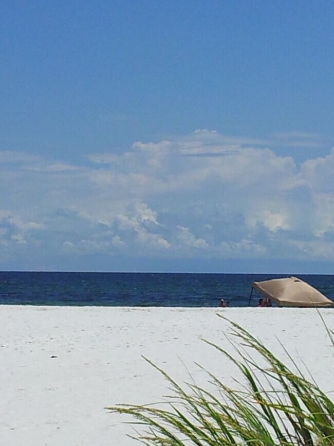 Frente a la playa local - 4274 Calinda Ln