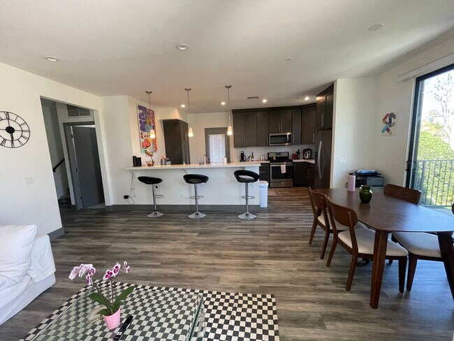 Foto del edificio - NEWER  4BED 3 BATH FRONT TOWNHOME*HWFLS*BALCONY*W/D IN  UNIT* CENTRAL AIR/HEAT* *STAINLESS  APPLI...