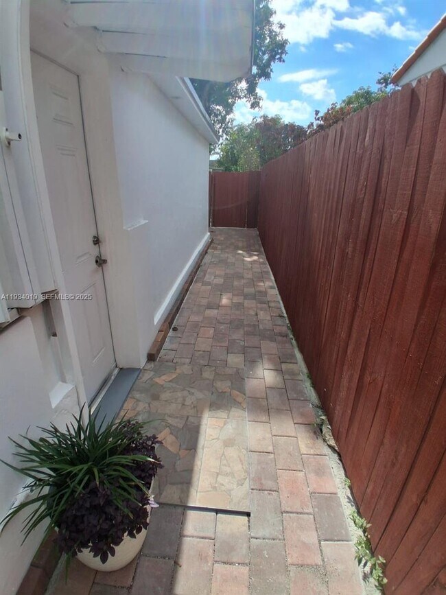 Foto del edificio - 3052 SW 6th St