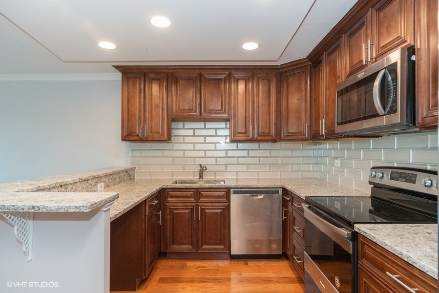 Primary Photo - 16 E Old Willow Rd