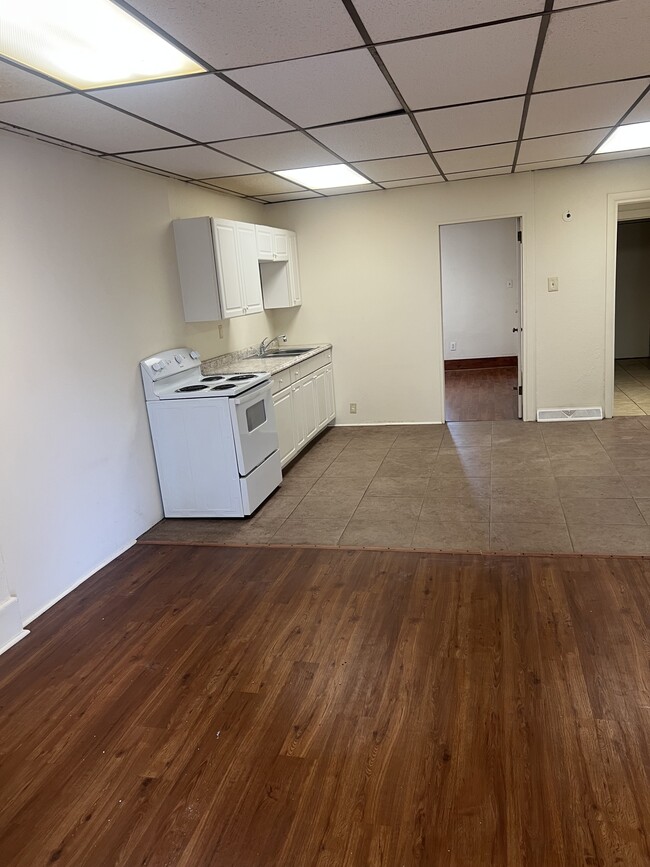 Building Photo - 207 5th St