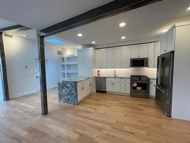 Foto del edificio - 9009 Riverside Pl