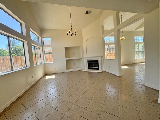 Foto del edificio - Great Location! 4BD and 2.5BA recently rem...