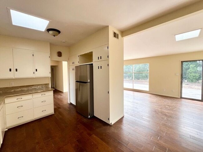 Building Photo - 3 Bedroom/2 Bathroom in Clairemont Located on a cul-de-sac with beautiful views of Mt. Soledad