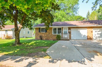 Building Photo - 825 Smits St