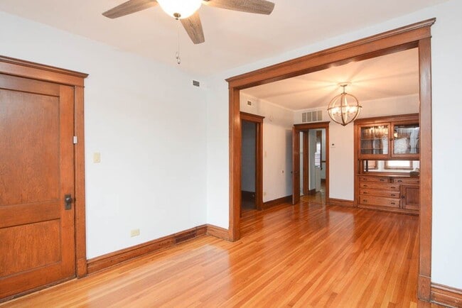 Photo - 3511 N Western Ave (Chicago, IL) Apartment