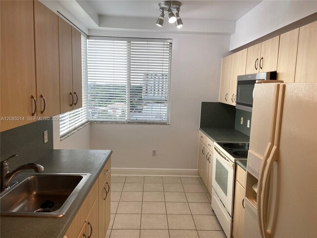 Building Photo - 2550 SW 27th Ave