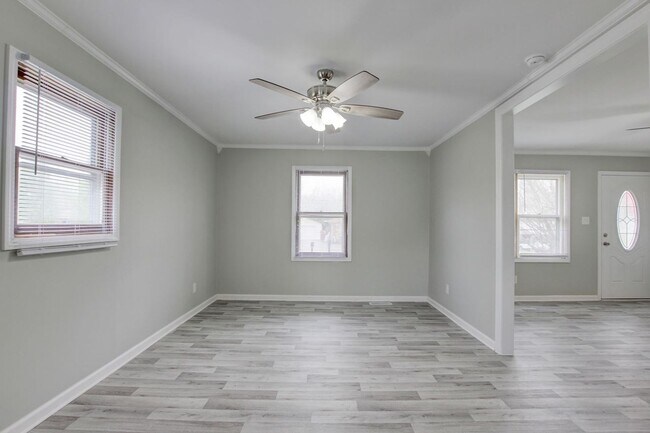 Foto del edificio - JUST LISTED! 3 bedroom with bonus room in ...