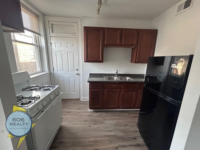 Foto del edificio - 7348 N Damen Ave