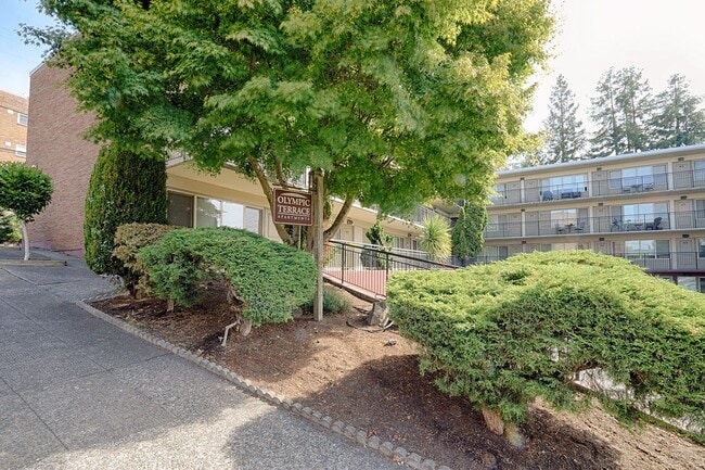 Foto del edificio - Prime location for walkable living near sh...