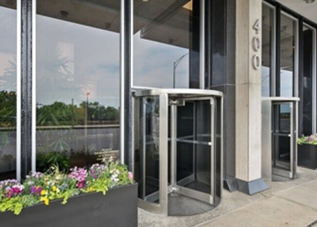 Foto del edificio - Highly desirable 1b apartment in Lakeshore...