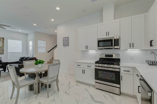 Building Photo - 5727 Elysian St