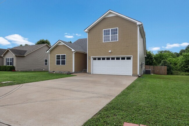 Building Photo - Pet Friendly Three Bedroom with Bonus!