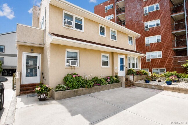 Foto del edificio - 762 Shore Rd