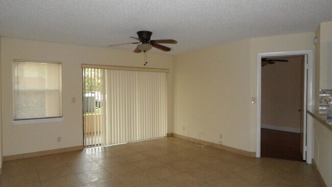 Building Photo - 9999 Summerbreeze Dr