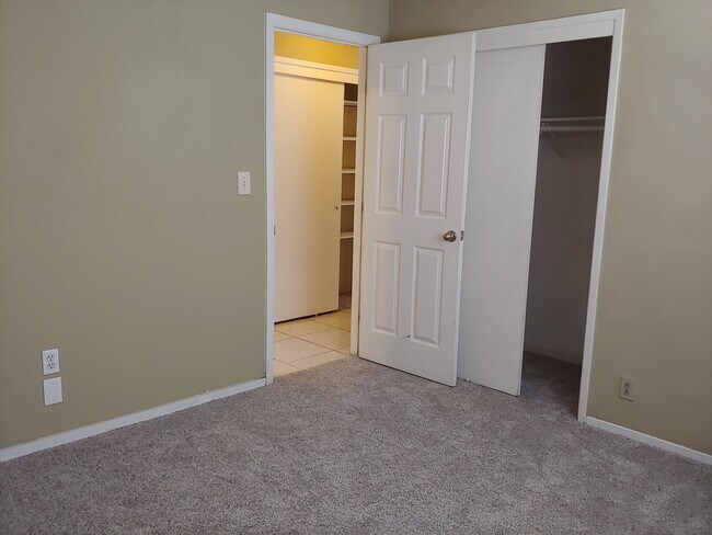 Photo - 996 S 7th St Apartments